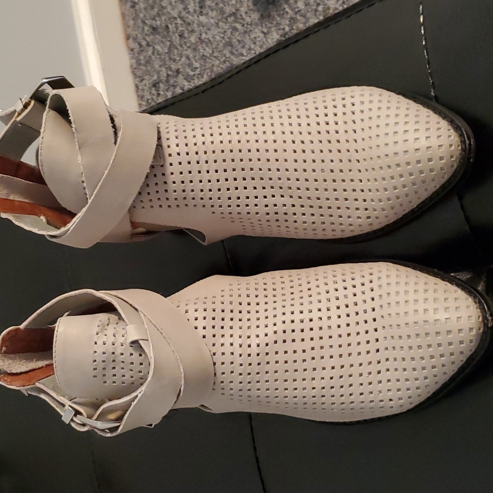 Like new,Ibiza by Jeffrey Campbell. Perforated supersoft leather bootie.